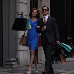 Hilarie Burton e Matthew Bomer in una scena dell'episodio Taking Account di White Collar
