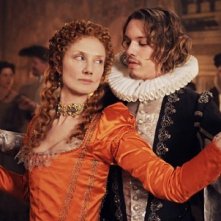 Joely Richardson e Jamie Cambell Bower danzano insieme in Anonymous