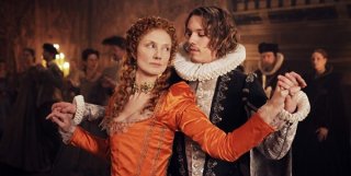 Joely Richardson e Jamie Cambell Bower danzano insieme in Anonymous