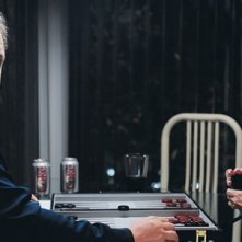 Jordan Gelber e Mia Farrow in una scena di Dark Horse