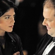 Jordan Gelber e Selma Blair complottano in Dark Horse