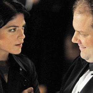 Jordan Gelber e Selma Blair complottano in Dark Horse