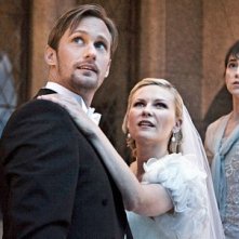 Kirsten Dunst abbraccia Alexander Skarsgård mentre sullo sfondo una preoccupata Charlotte Gainsbourg osserva il cielo in Melancholia