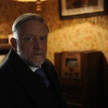 Simon Russell Beale in una scena di The Deep Blue Sea