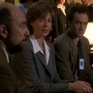 Richard Schiff, Allison Janney e Bradley Whitford in una scena dellìepisodio pilota di West Wing