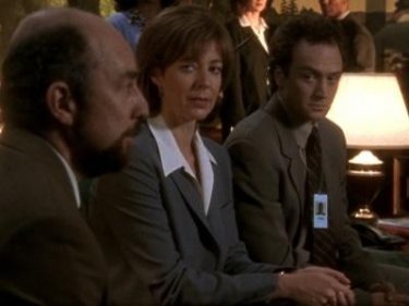 Richard Schiff, Allison Janney e Bradley Whitford in una scena dellìepisodio pilota di West Wing