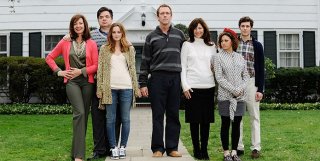 Ritratto di famiglia per The Oranges. Nella foto si riconoscono Hugh Laurie, Adam Brody, Catherine Keener, Oliver Platt e Leighton Meester