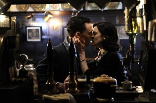 Un bacio appassionato tra Rachel Weisz e Tom Hiddleston in The Deep Blue Sea