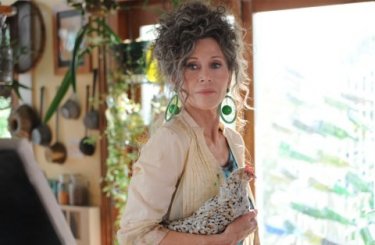 Un bellissimo primo piano di Jane Fonda, indomita hippie in Peace, Love, & Misunderstanding