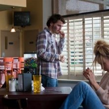 Un drammatico dialogo tra i fratelli Emile Hirsch e Juno Temple, protagonisti del noir Killer Joe