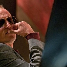 Un enigmatico primo piano di Woody Harrelson nascosto sotto gli occhiali da sole in Rampart