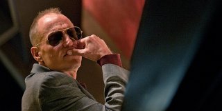 Un enigmatico primo piano di Woody Harrelson nascosto sotto gli occhiali da sole in Rampart