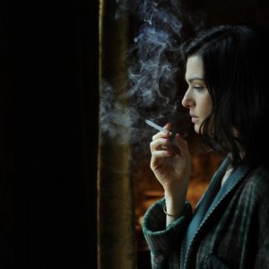 Rachel Weisz allo specchio in The Deep Blue Sea