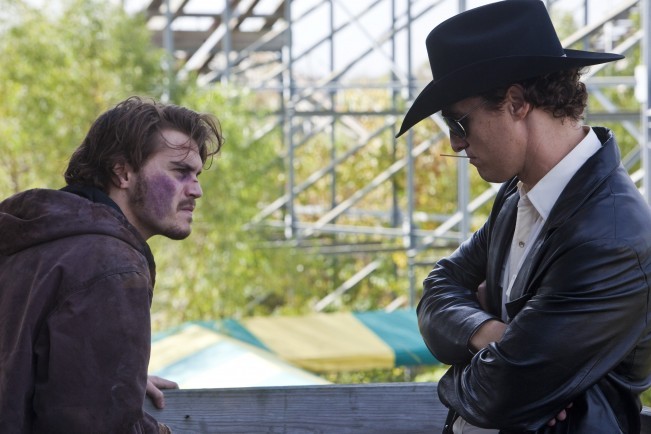 Una concitata discussione tra Matthew McConaughey ed Emile Hirsch in Killer Joe