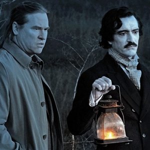 Val Kilmer e Ben Chaplin impegnati in una passeggiata spettrale in Twixt