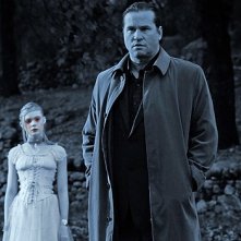 Val Kilmer vaga nelle campagne di Twixt accompagnato dallo spettro di Elle Fanning