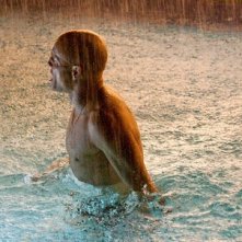 Woody Harrelson immerso nell'acqua in una drammatisca scena di Rampart