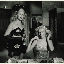 Marilyn Monroe Con Adele Jergens In Orchidea Bionda 1948 210329