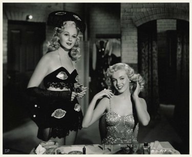 Marilyn Monroe con Adele Jergens in Orchidea Bionda (1948)