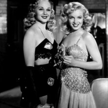 Marilyn Monroe con Adele Jergens in Orchidea Bionda