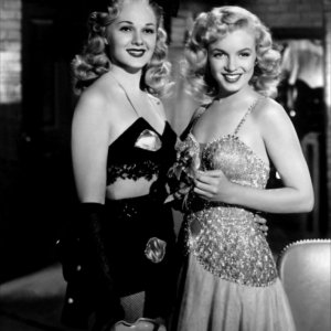 Marilyn Monroe con Adele Jergens in Orchidea Bionda