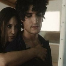 Un abbraccio tra Monica Bellucci e Louis Garrell in Un été brûlant