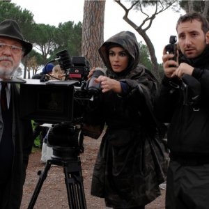 Maria Grazia Cucinotta sul set del suo cortometraggio con 'Il Maestro' Renato Scarpa.
