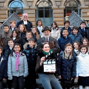 Maria Grazia Cucinotta sul set del suo cortometraggio 'Il Maestro' con il cast