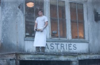 Un'immagine di Josh Hutcherson, uno dei protagonisti maschili di The Hunger Games, impegnato sul lavoro