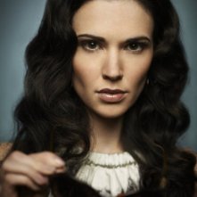 Una immagine promozionale di Laura Mennell per la serie Alphas