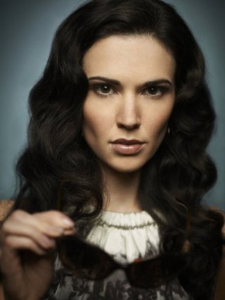 Una immagine promozionale di Laura Mennell per la serie Alphas