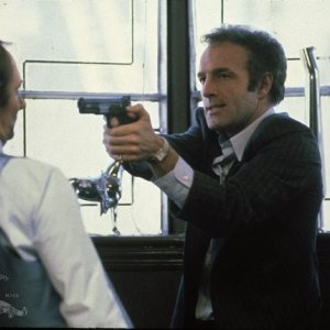 A destra, James Cann in una scena del film Strade violente (1981)