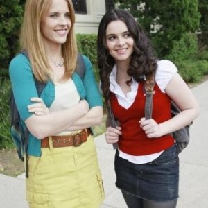 Katie Leclerc e Vanessa Marano nell'episodio The Persistence of Memory di Switched at Birth