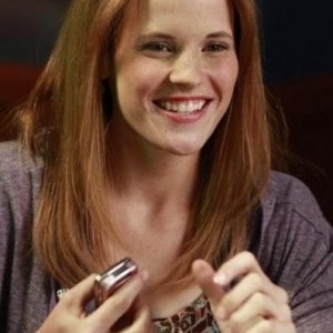 Katie Leclerc nell'episodio Dogs Playing Poker di Switched at Birth
