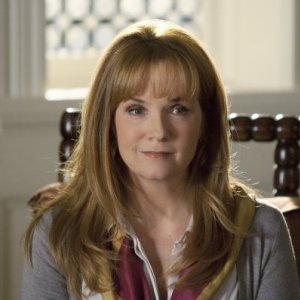 Lea Thompson nell'episodio This Is Not a Pipe di Switched at Birth