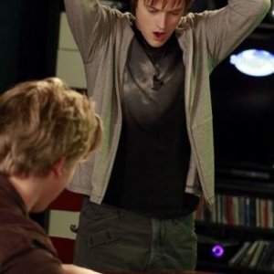 Lucas Grabeel in una scena dell'episodio Dogs Playing Poker di Switched at Birth