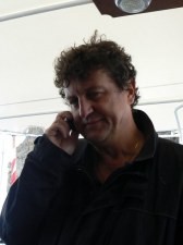 Mario Andrei sul set, come sempre al telefono....