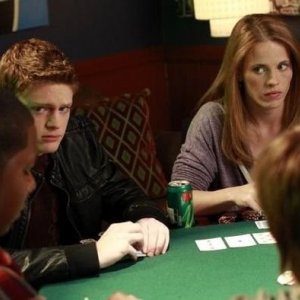 Sean Berdy e Katie Leclerc nell'episodio Dogs Playing Poker di Switched at Birth