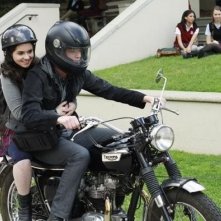 Sean Berdy e Vanessa Marano in moto nell'episodio The Persistence of Memory di Switched at Birth
