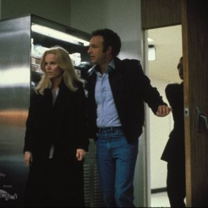 Tuesday Weld e James Cann in una scena del film Strade violente (1981)