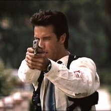 Un'immagine del film TV Sei solo, agente Vincent, diretto da Michael Mann (1989)