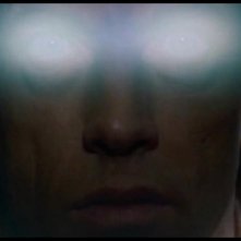 Un'inquietante primo piano di Scott Glenn nel film La fortezza, di Michael Mann (1983)