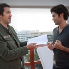 Adrian Grenier e Rhys Coiro in una scena dell'episodio Out with a Bang dell'ottava stagione di Entourage