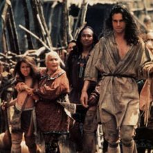 Al centro, Daniel Day-Lewis in una scena del film L'ultimo dei mohicani (1992)