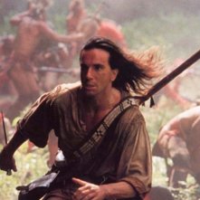 Daniel Day-Lewis in una sequenza del film L'ultimo dei mohicani (1992)