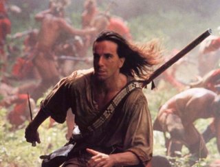 Daniel Day-Lewis in una sequenza del film L'ultimo dei mohicani (1992)