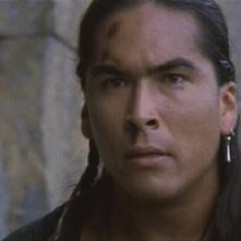 Eric Schweig in una scena del film L'ultimo dei mohicani (1992)