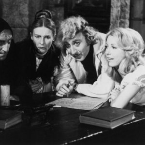 Gene Wilder, Marty Feldman, Cloris Leachman e Teri Garr sul set di Frankenstein Junior