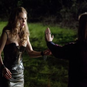 Kristin Bauer e Fiona Shaw nell'episodio I'm Alive and on Fire di True Blood