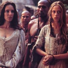 Madeleine Stowe e Jodhi May in una scena del film L'ultimo dei mohicani (1992)